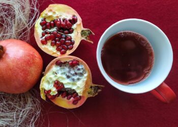 Brighten Up Your Meals with Pomegranates Packed with 8 Vitamins!​​​​​​​